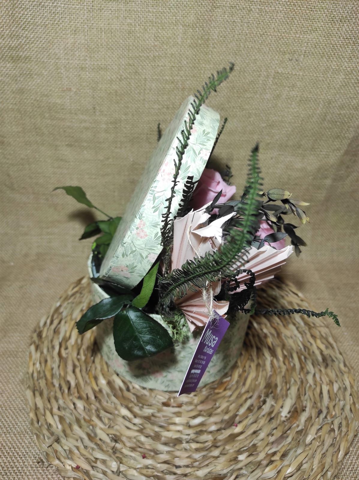Caja con flor preservada rosa y verde - Imagen 3