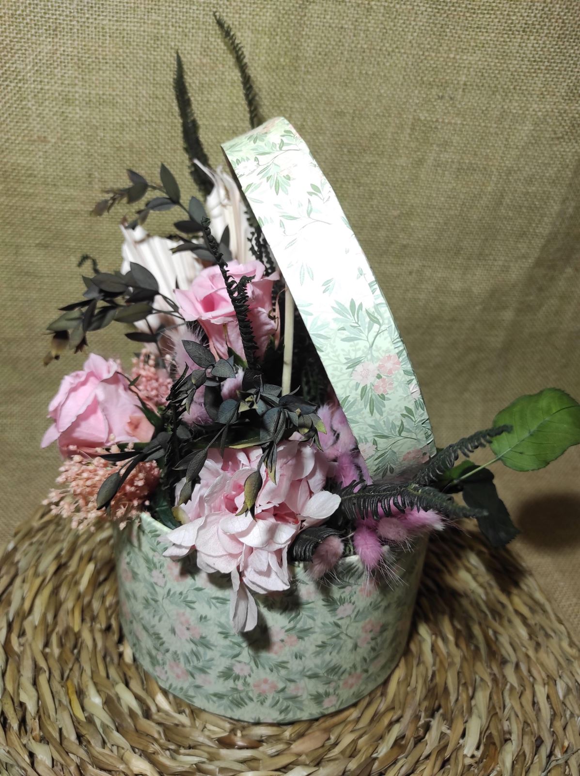Caja con flor preservada rosa y verde - Imagen 4