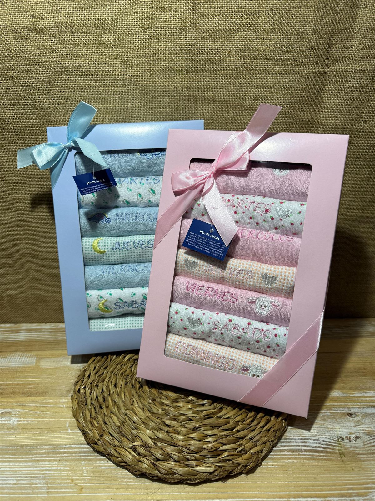 Baberos en tonos rosa o tonos azules - Imagen 1