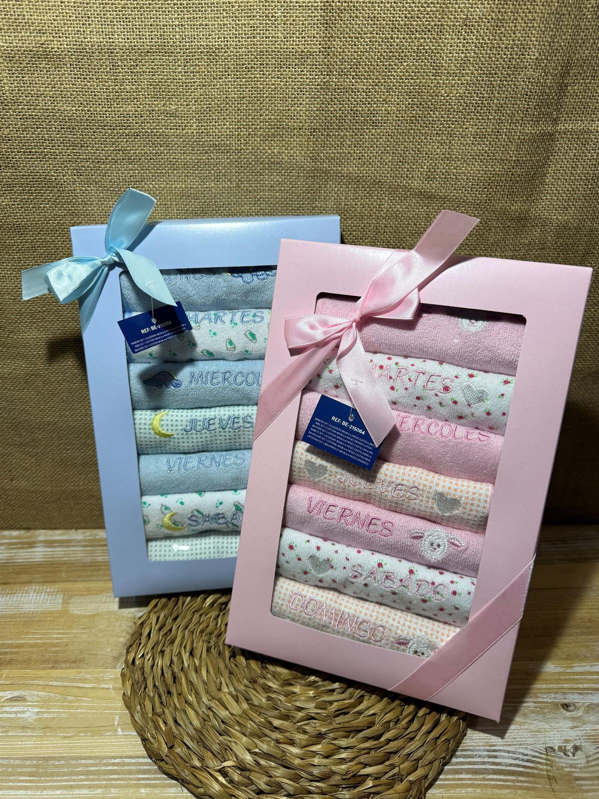 Baberos en tonos rosa o tonos azules - Imagen 2