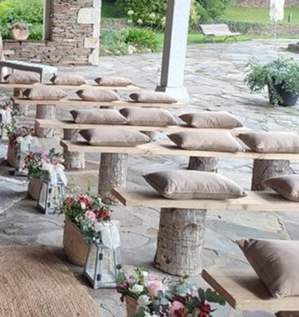 Bancos con cojines para ceremonia rústica de alquiler - Imagen 1