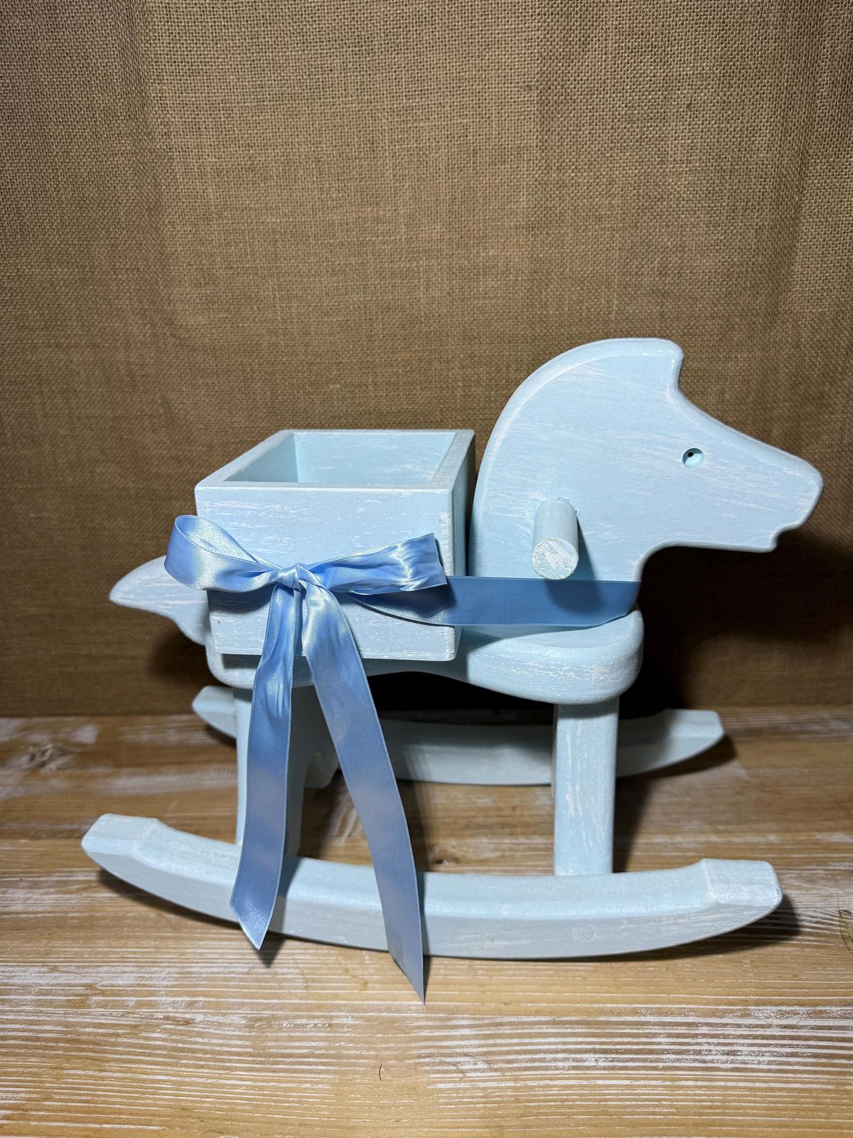 Caballo de madera en tonos azules - Imagen 1