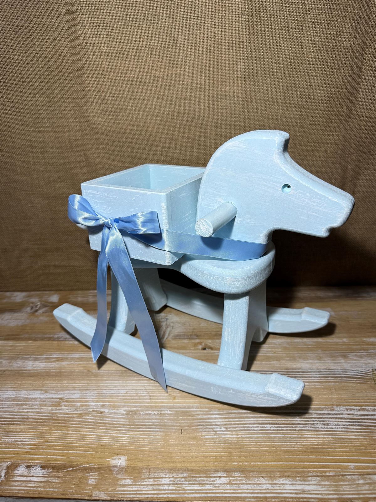 Caballo de madera en tonos azules - Imagen 2