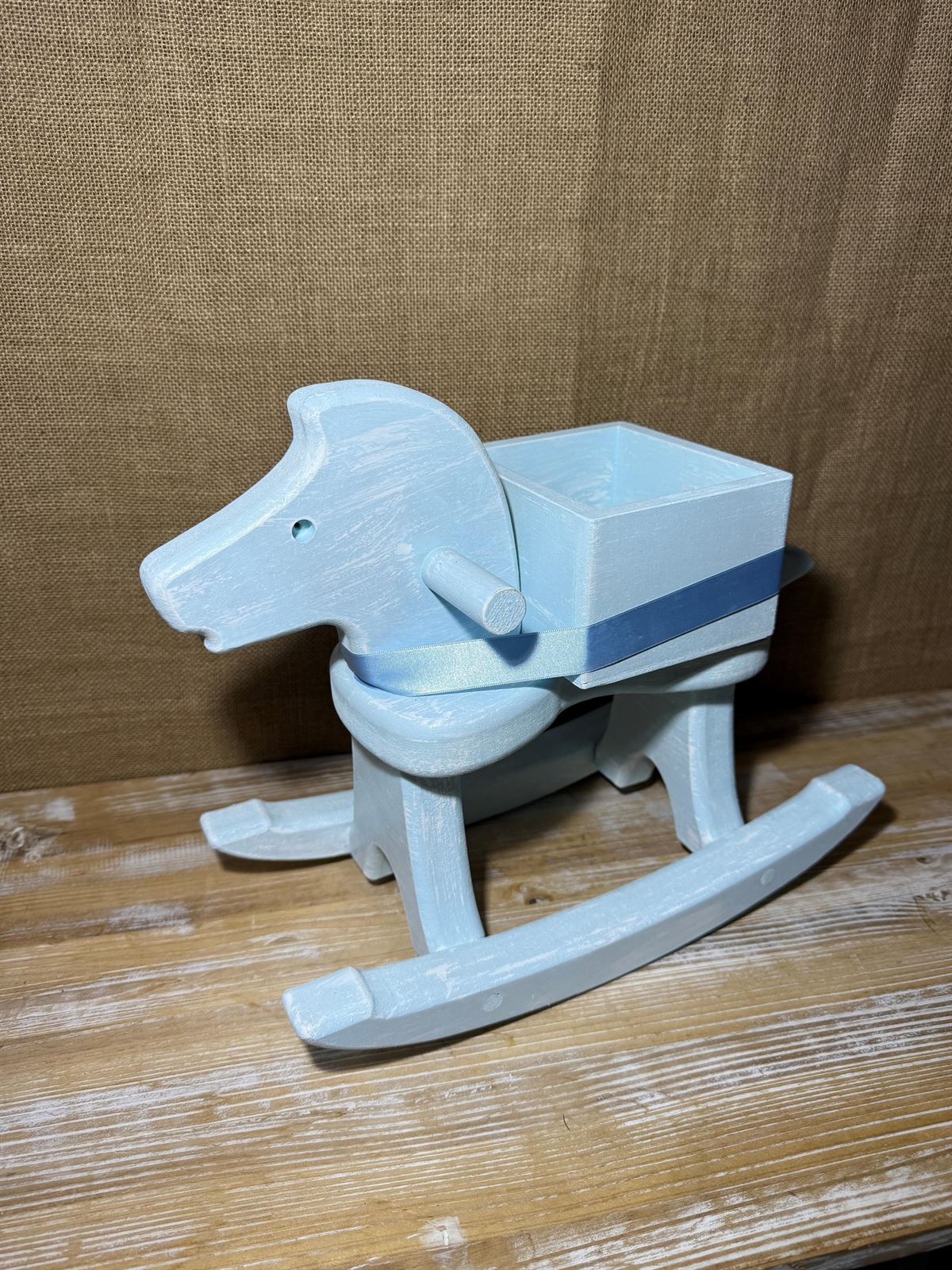 Caballo de madera en tonos azules - Imagen 4