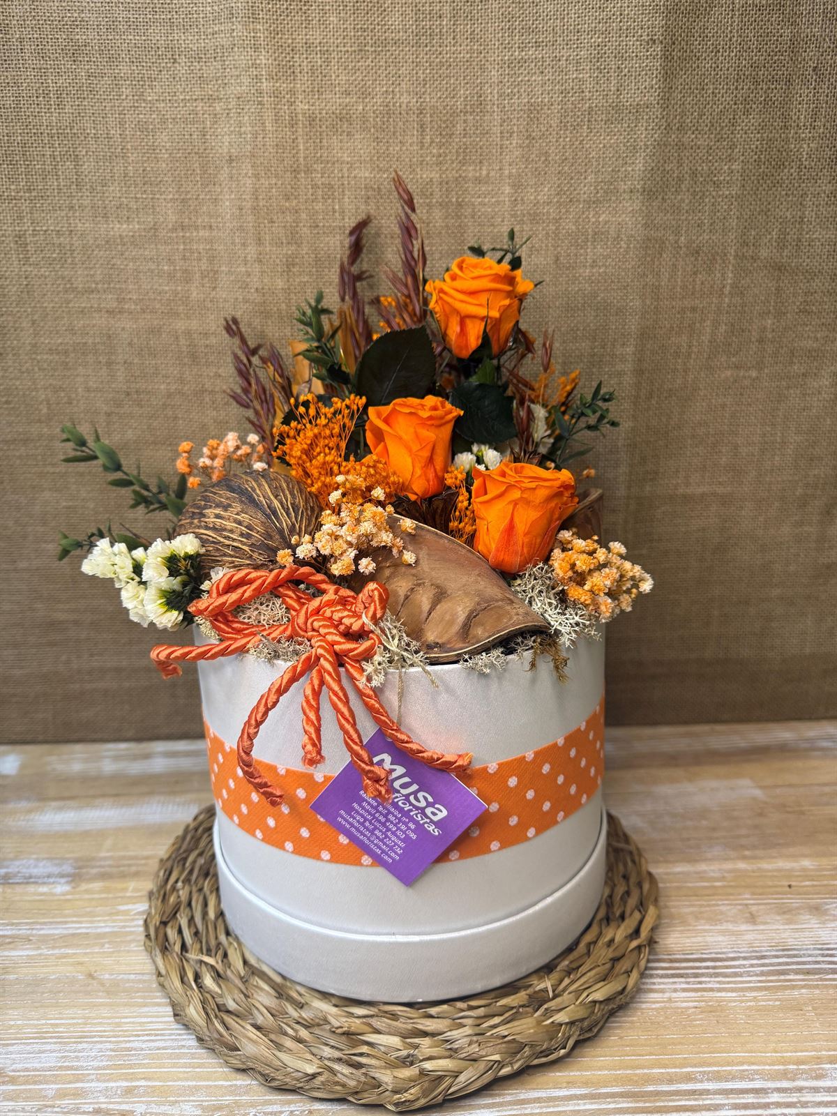Caja beis con 3 rosas naranjas - Imagen 1