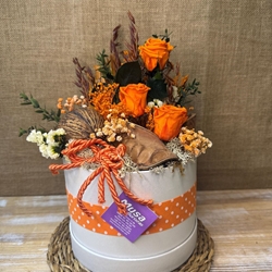 Caja beis con 3 rosas naranjas - Imagen 1