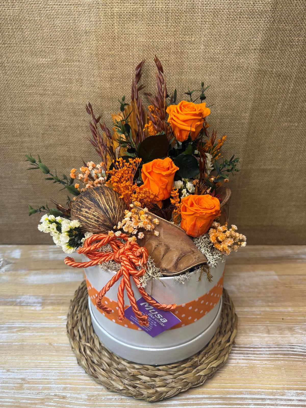 Caja beis con 3 rosas naranjas - Imagen 2