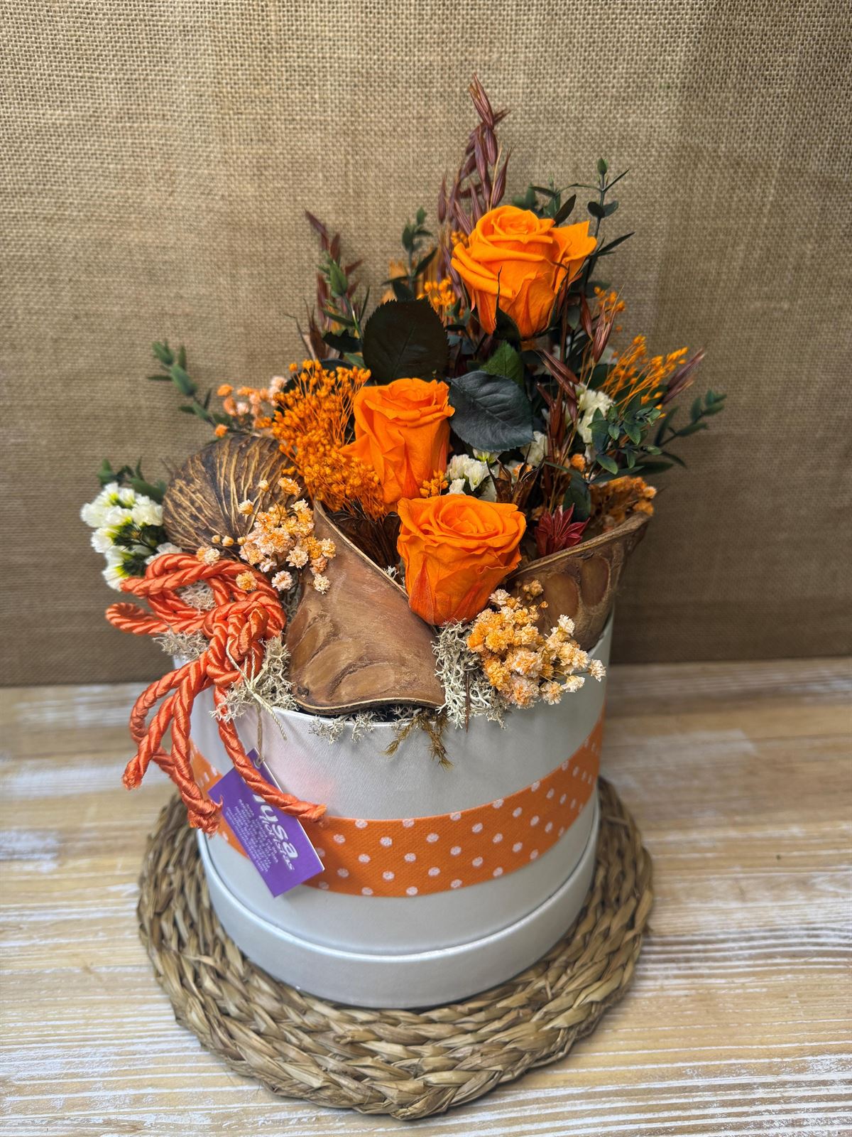 Caja beis con 3 rosas naranjas - Imagen 3