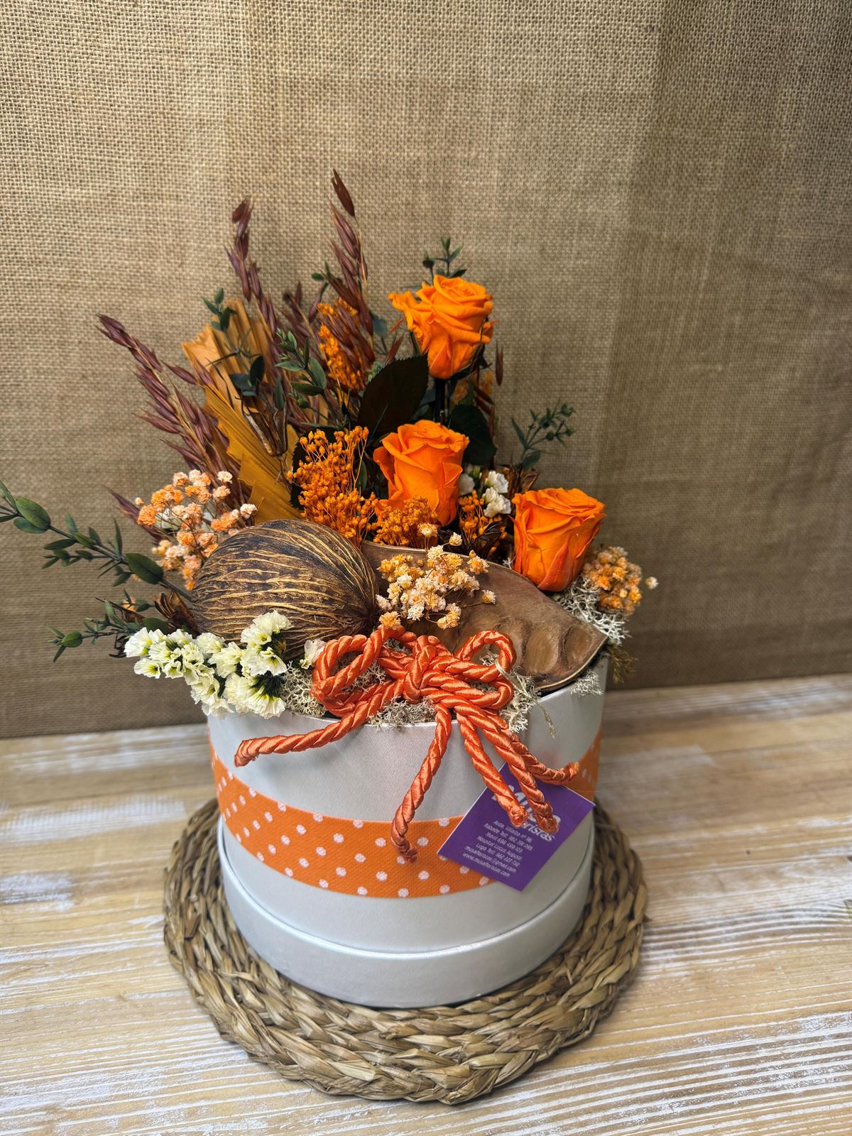 Caja beis con 3 rosas naranjas - Imagen 4
