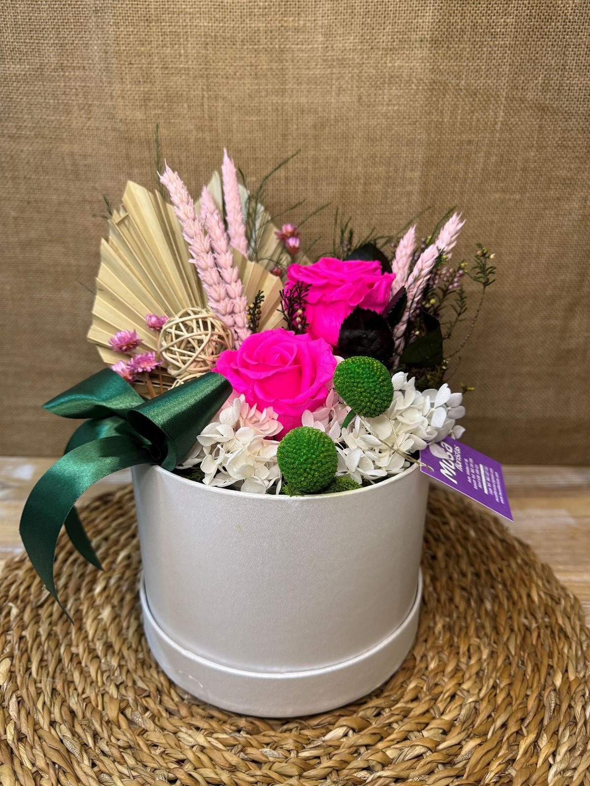 Caja blanca con 2 rosas fucsia - Imagen 1