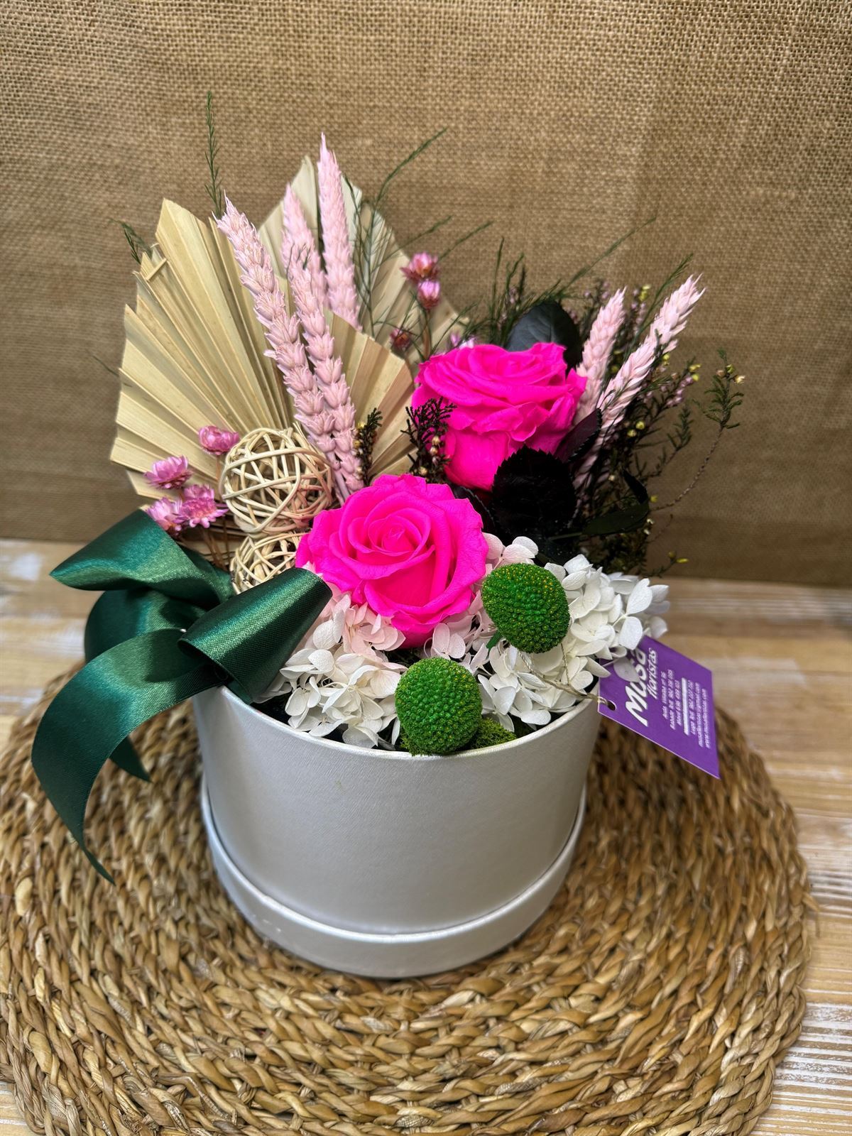 Caja blanca con 2 rosas fucsia - Imagen 2