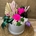 Caja blanca con 2 rosas fucsia - Imagen 2