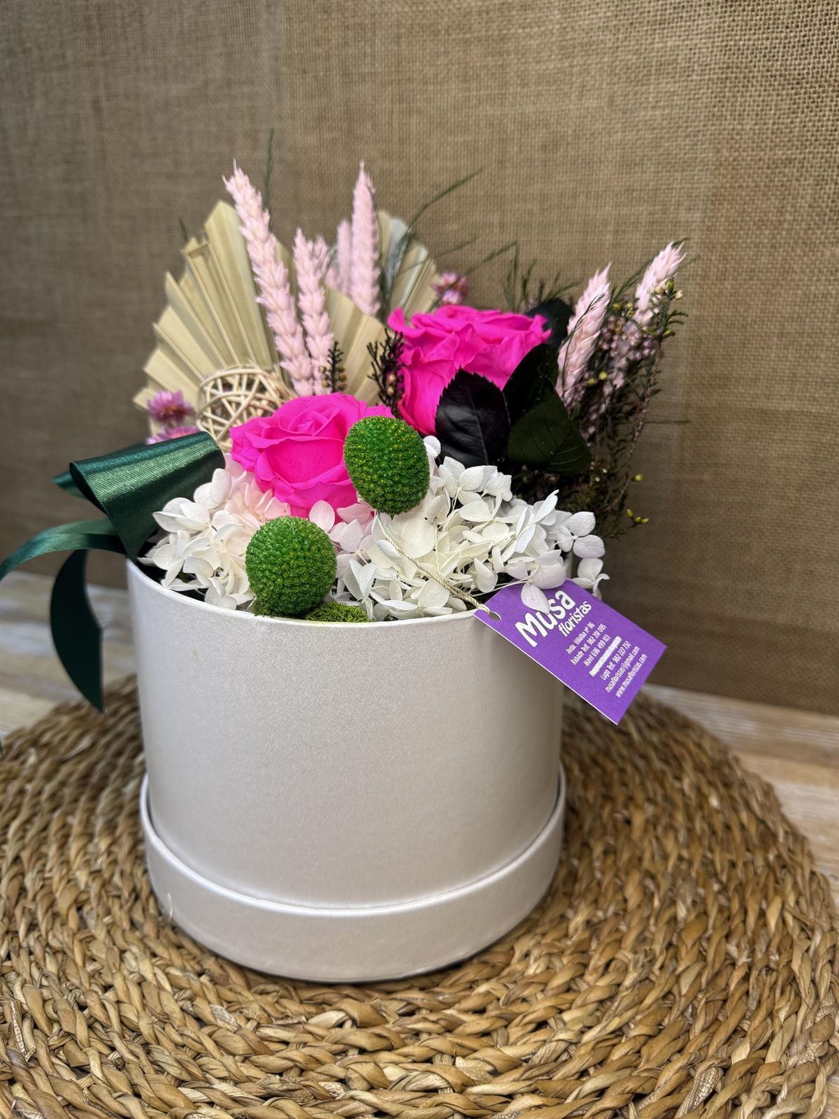 Caja blanca con 2 rosas fucsia - Imagen 3