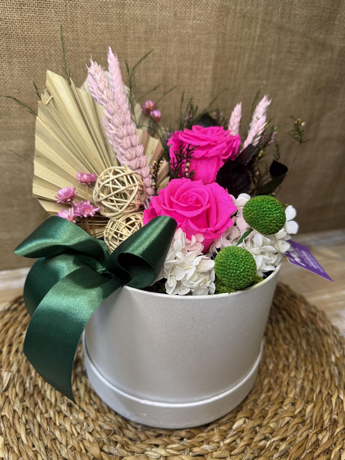 Caja blanca con 2 rosas fucsia - Imagen 4