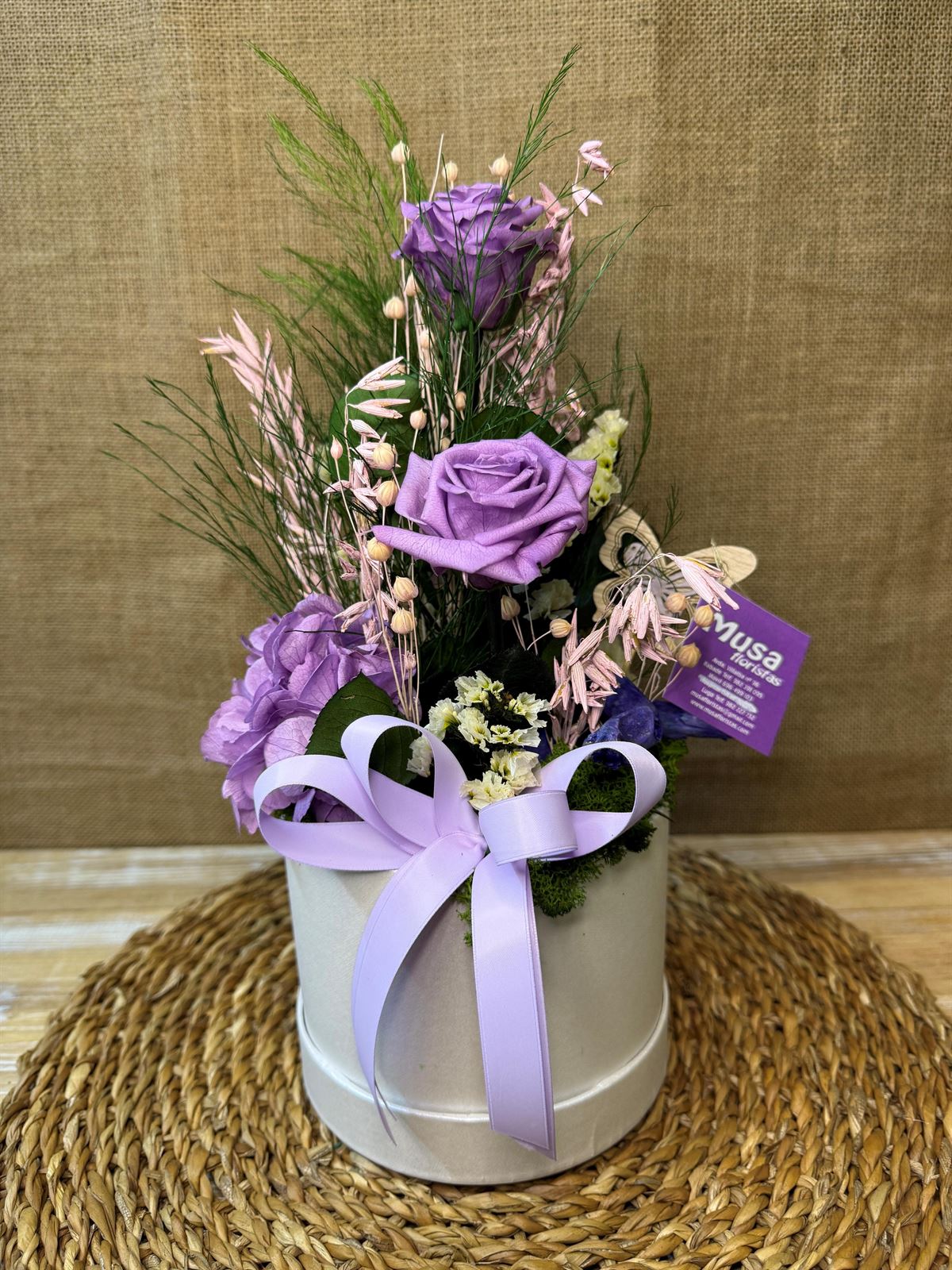 Caja blanca con 2 rosas moradas - Imagen 1