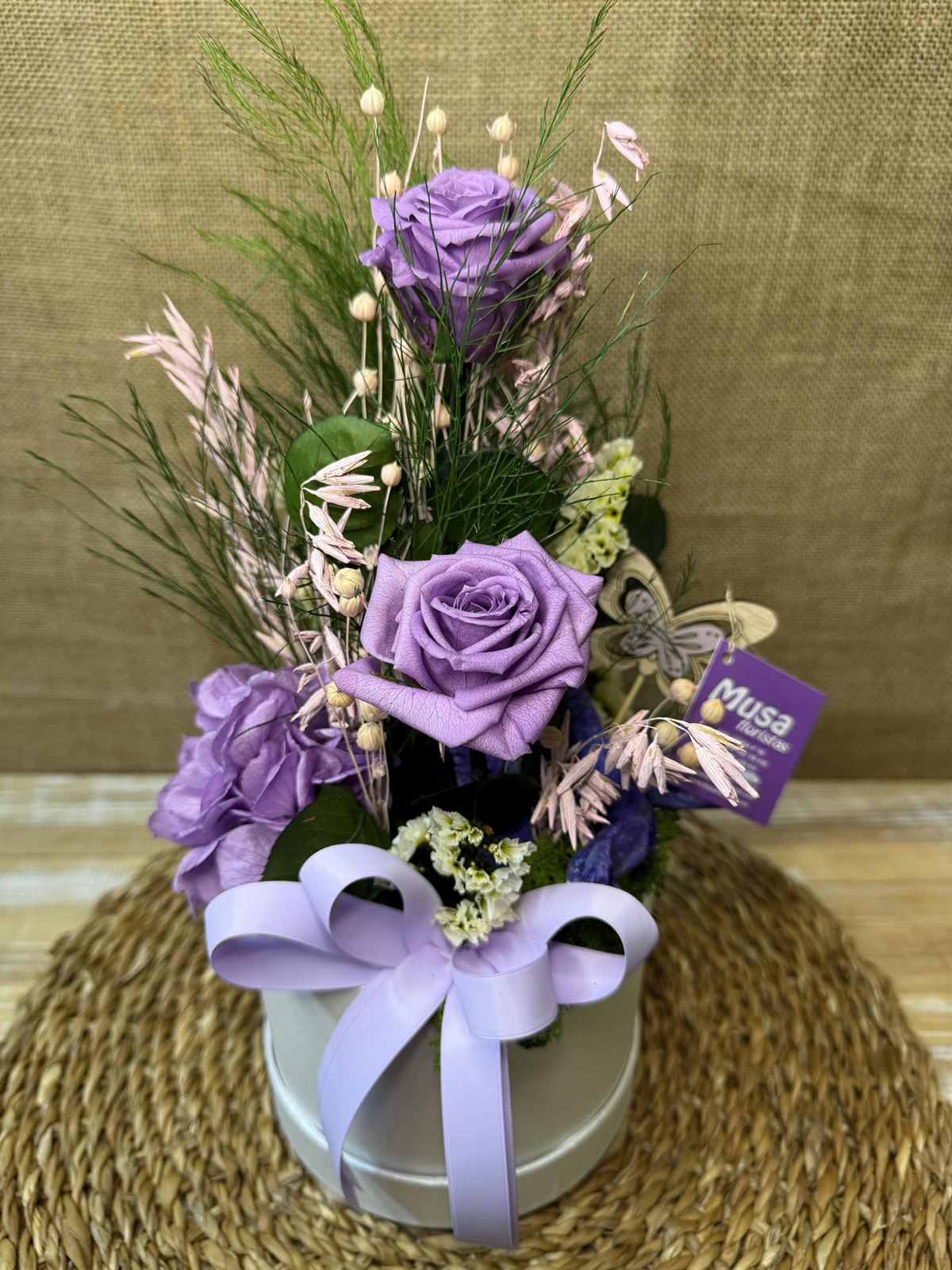 Caja blanca con 2 rosas moradas - Imagen 2