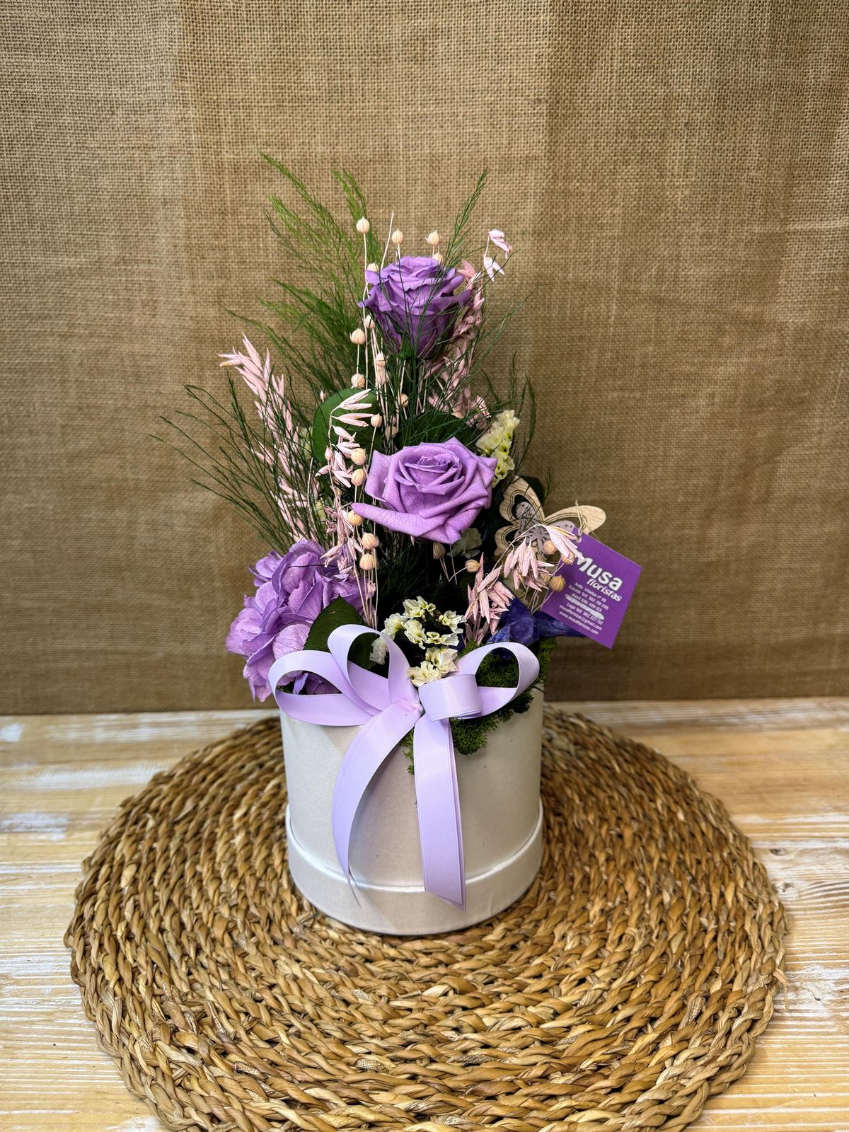 Caja blanca con 2 rosas moradas - Imagen 3