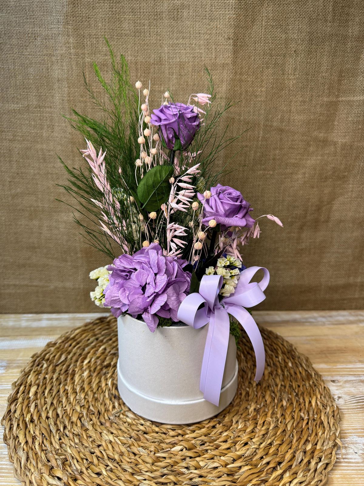 Caja blanca con 2 rosas moradas - Imagen 4