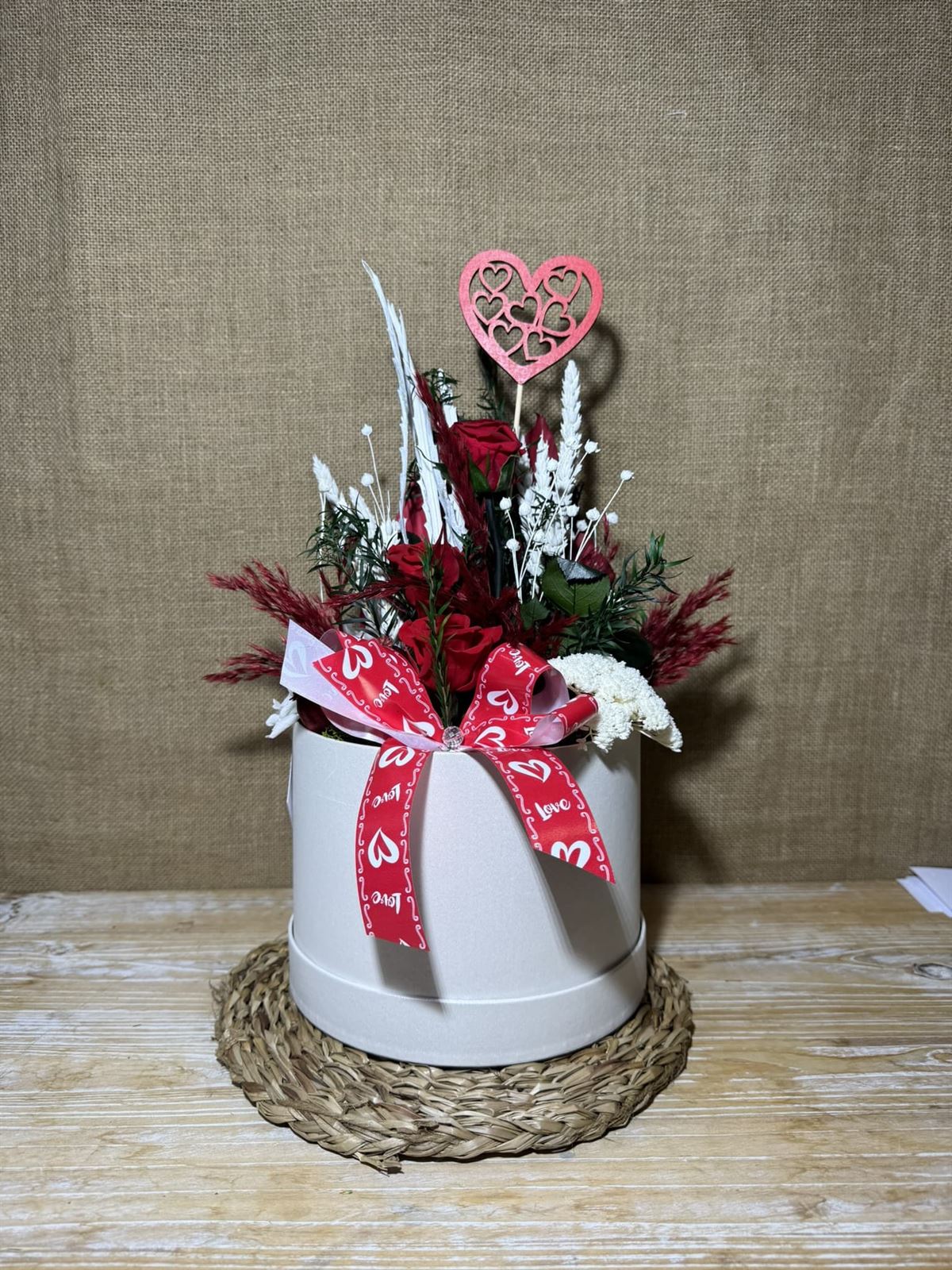 Caja blanca en tonos rojos - Imagen 1