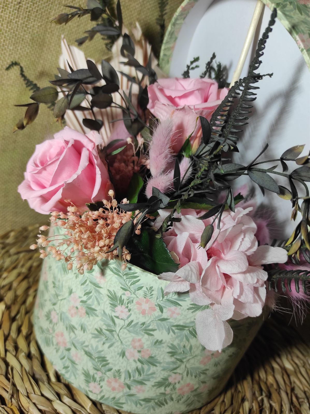 Caja con flor preservada rosa y verde - Imagen 5