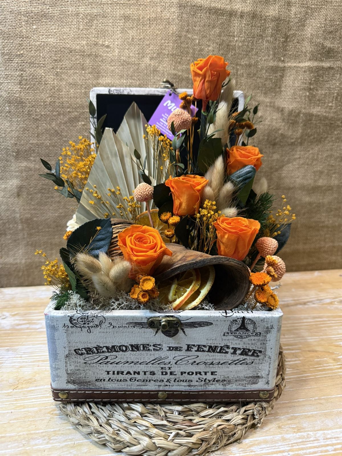 Caja dibujada en tonos naranjas - Imagen 1