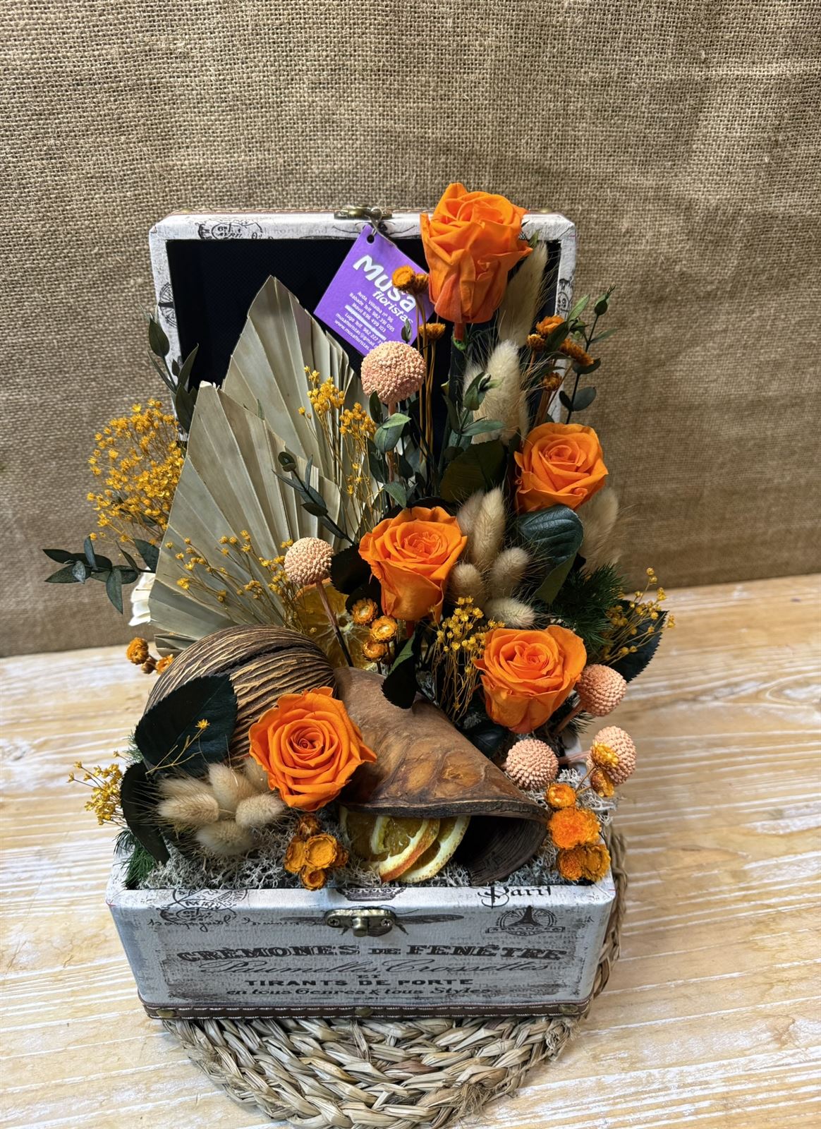 Caja dibujada en tonos naranjas - Imagen 3