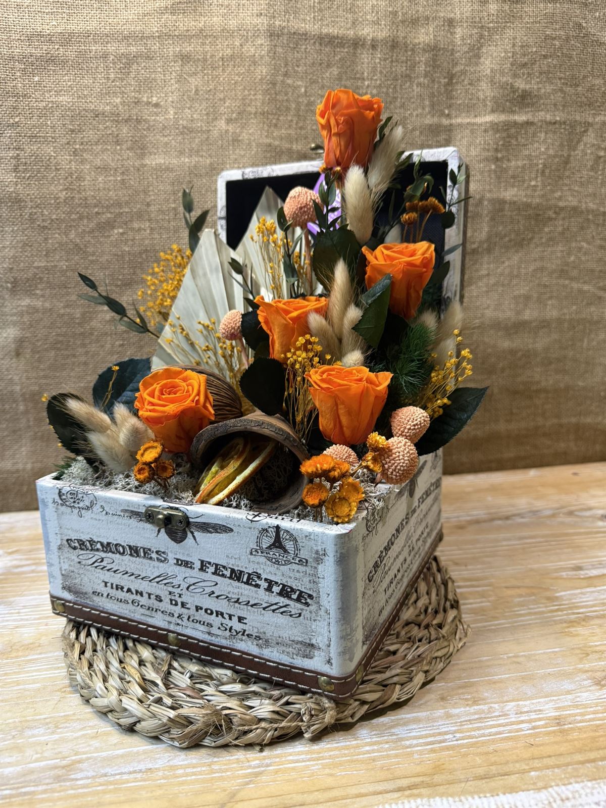 Caja dibujada en tonos naranjas - Imagen 4