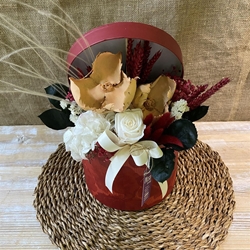 Caja roja con una rosa blanca - Imagen 1