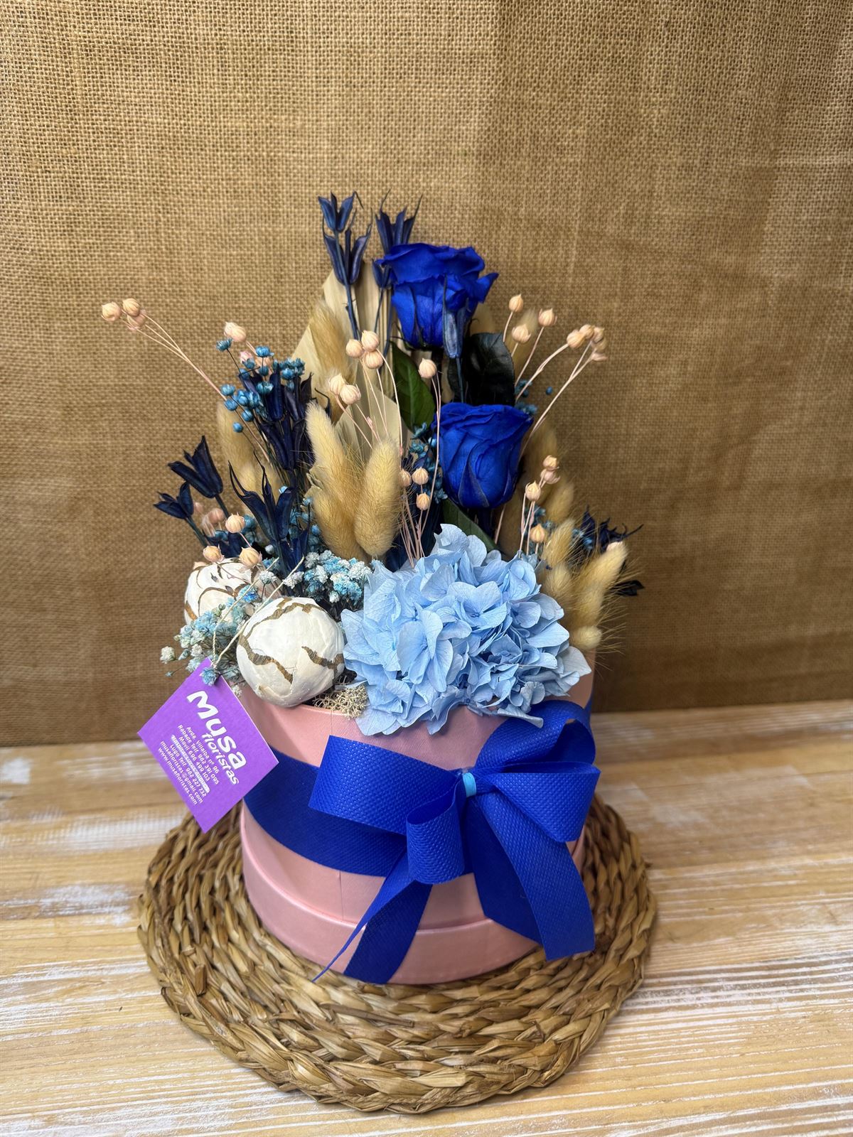 Caja rosa con 2 rosas azules - Imagen 2