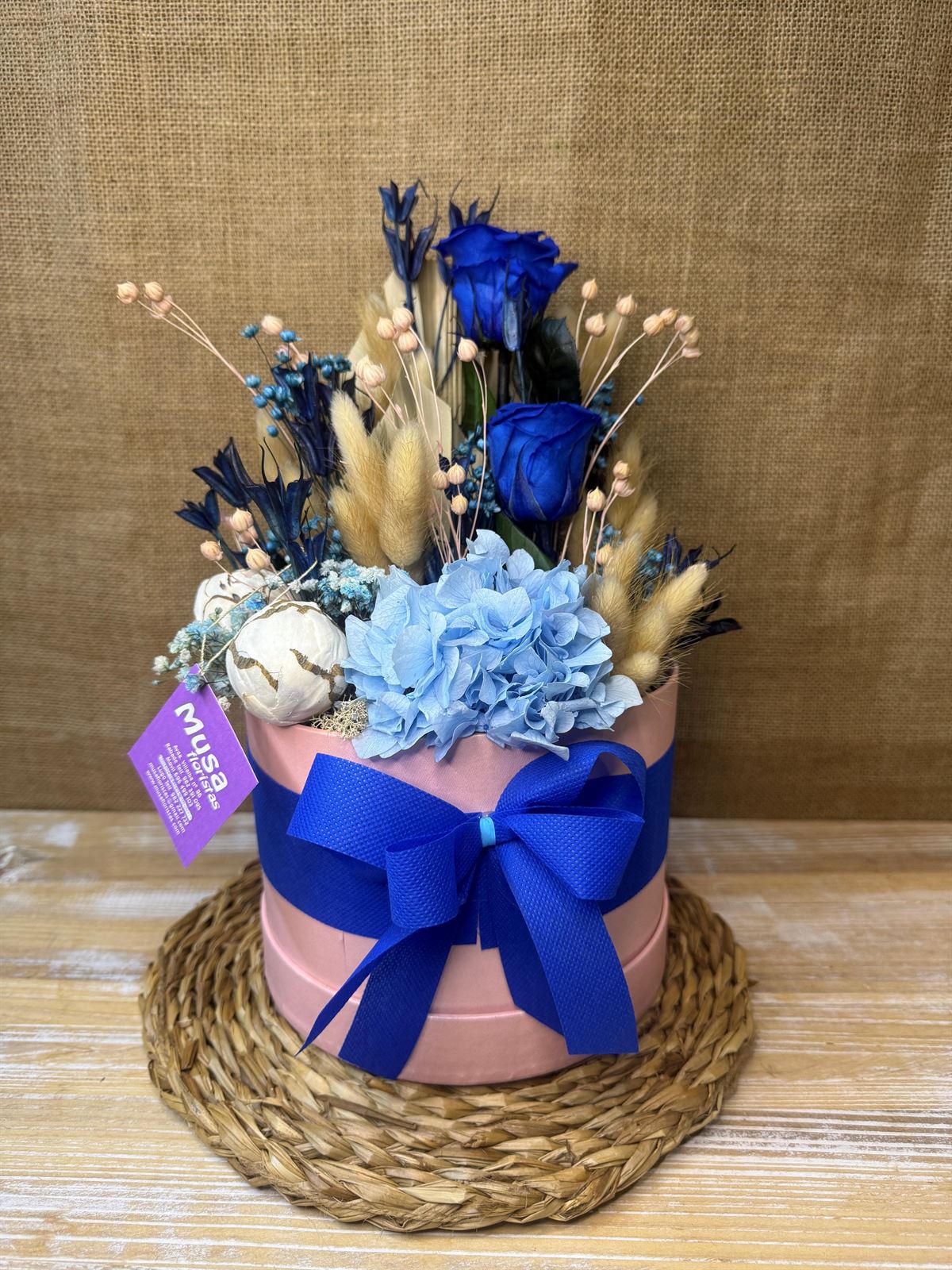 Caja rosa con 2 rosas azules - Imagen 3