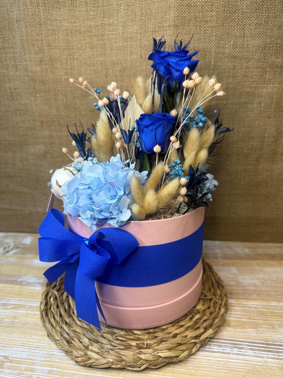 Caja rosa con 2 rosas azules - Imagen 4
