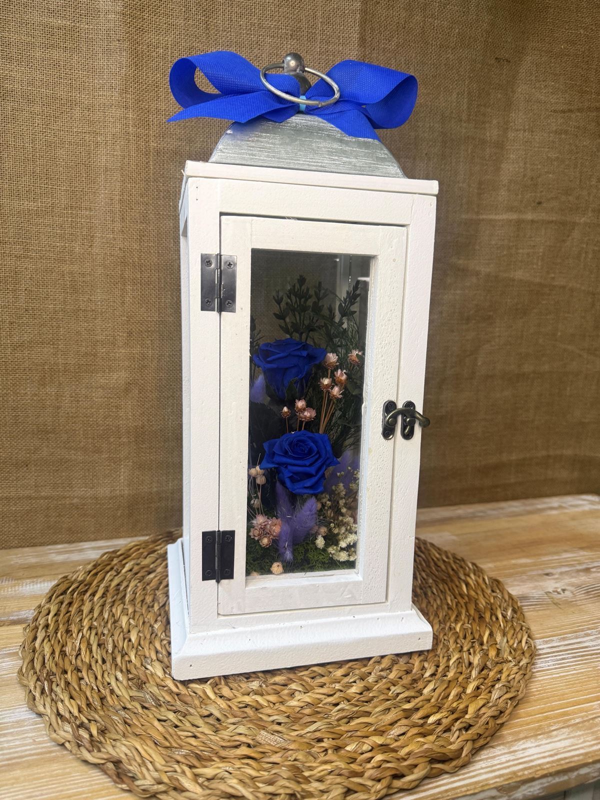 Candelabro blanco con flores en tonos azules - Imagen 2