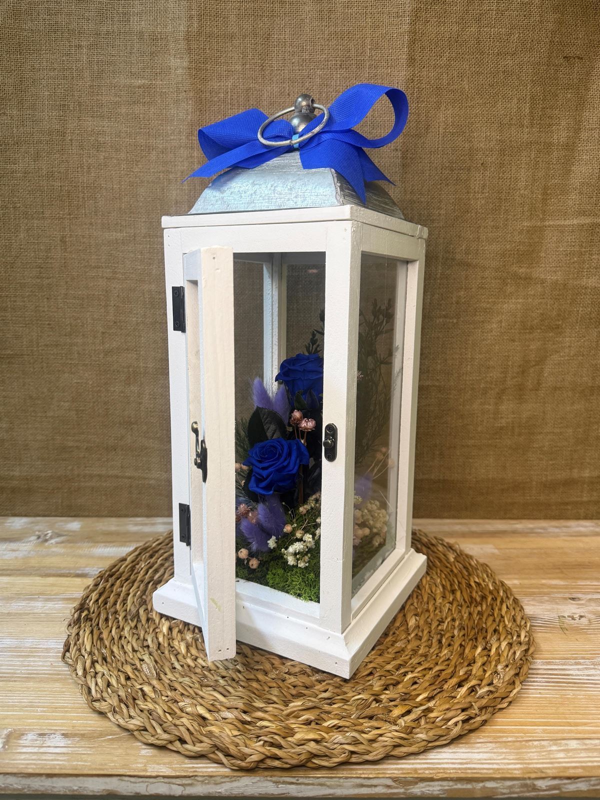 Candelabro blanco con flores en tonos azules - Imagen 3