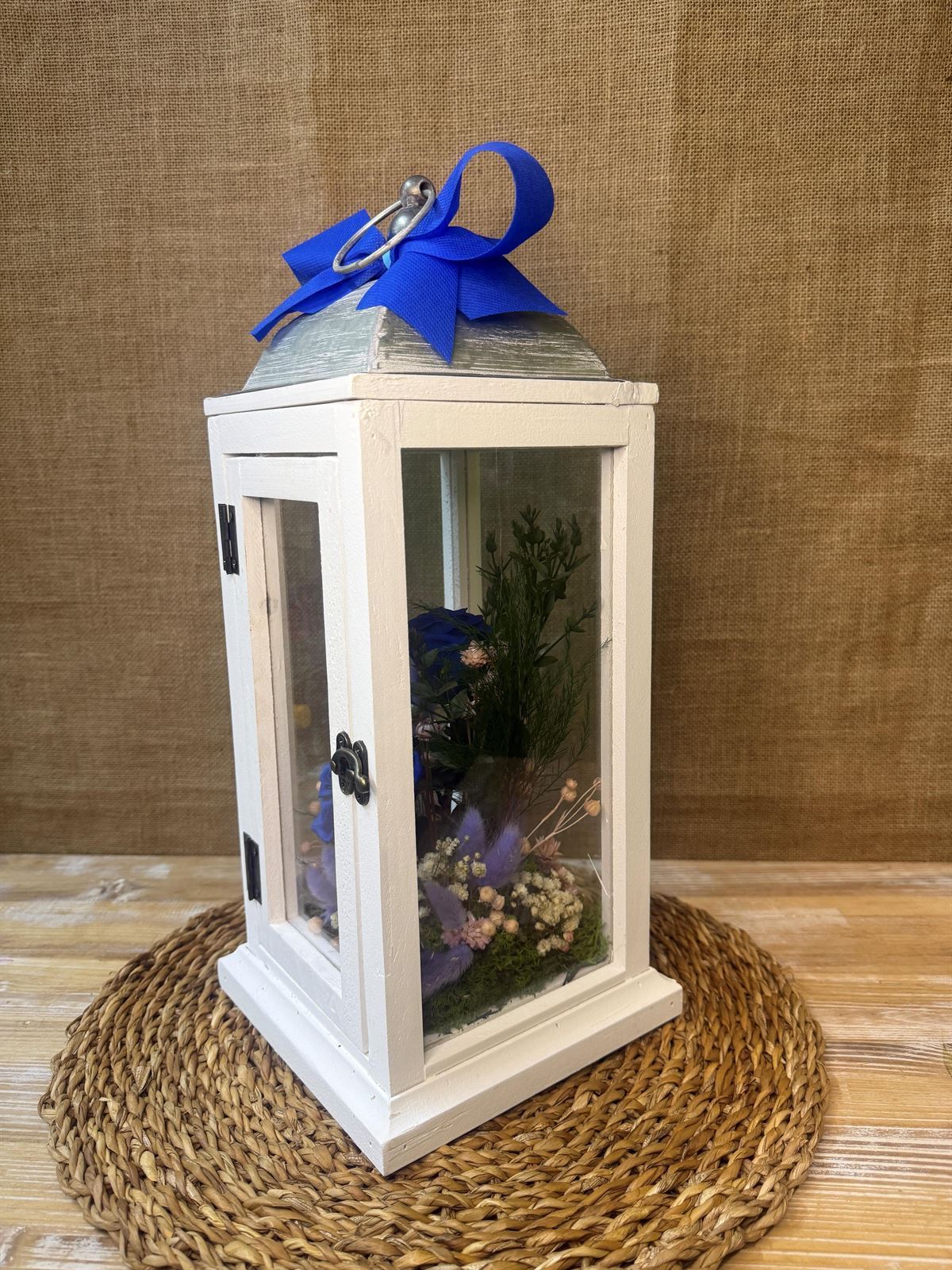 Candelabro blanco con flores en tonos azules - Imagen 4