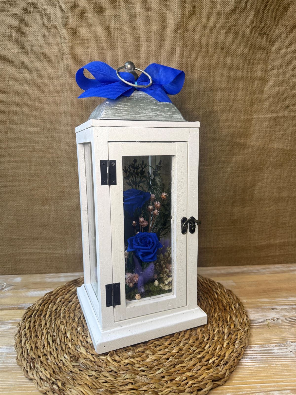 Candelabro blanco con flores en tonos azules - Imagen 5