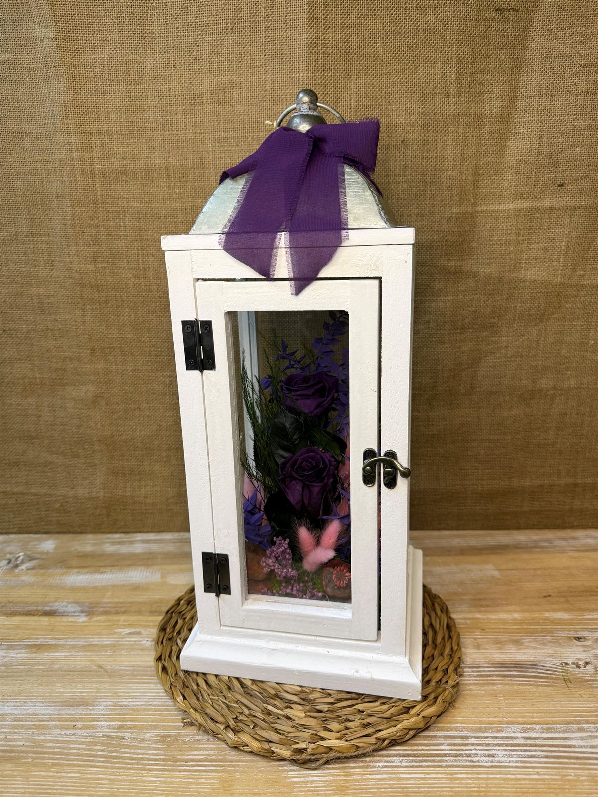 Candelabro blanco con flores en tonos lilas - Imagen 1