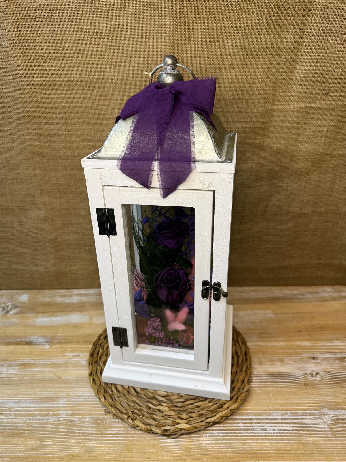 Candelabro blanco con flores en tonos lilas - Imagen 2