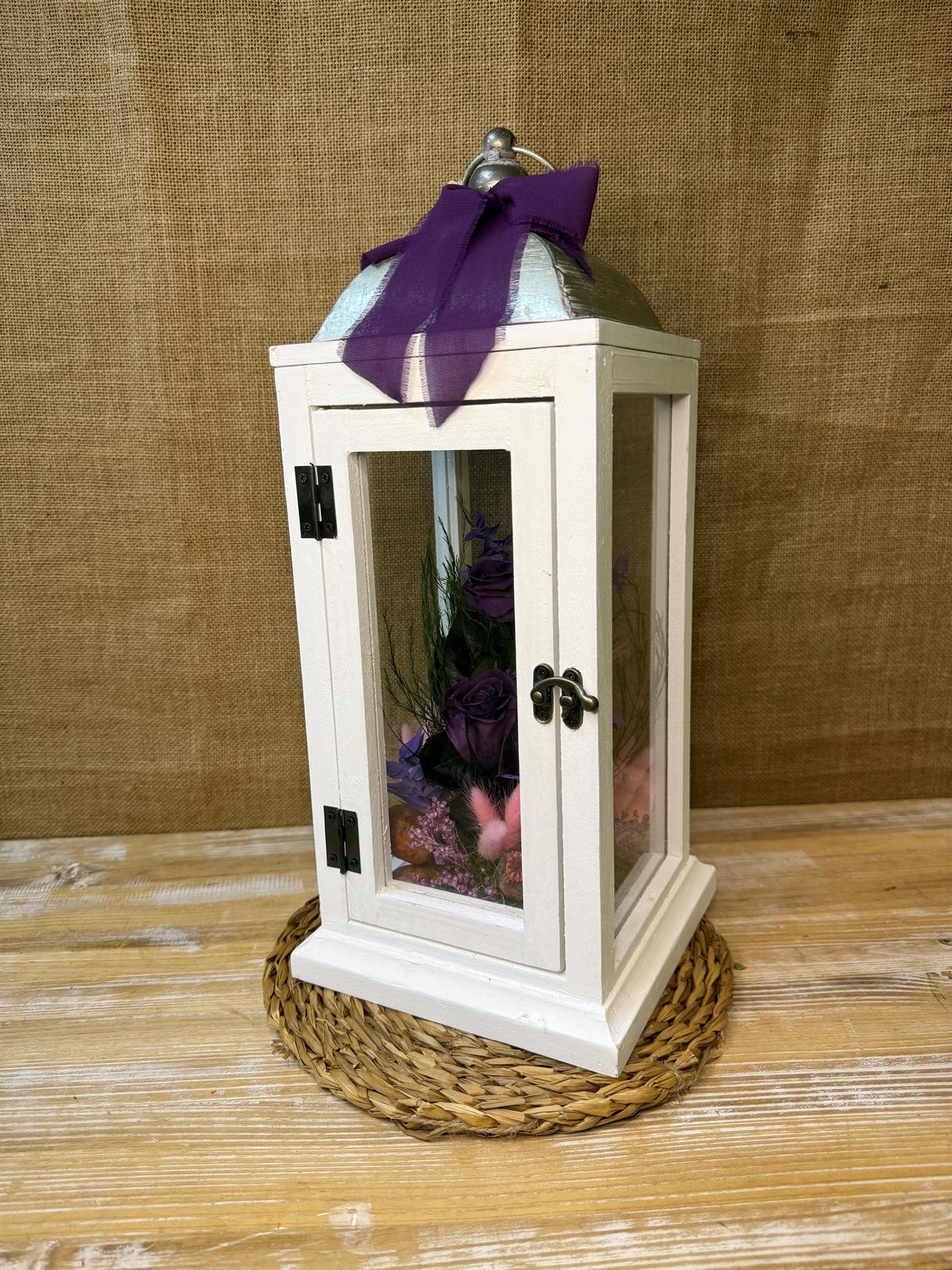 Candelabro blanco con flores en tonos lilas - Imagen 3