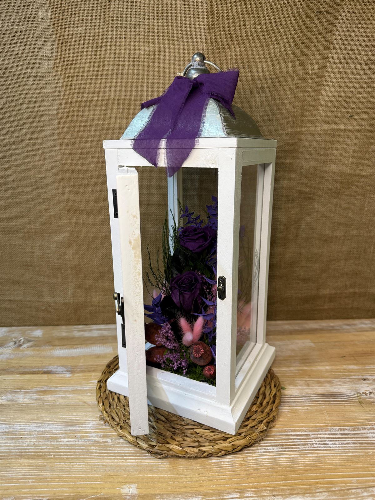 Candelabro blanco con flores en tonos lilas - Imagen 4
