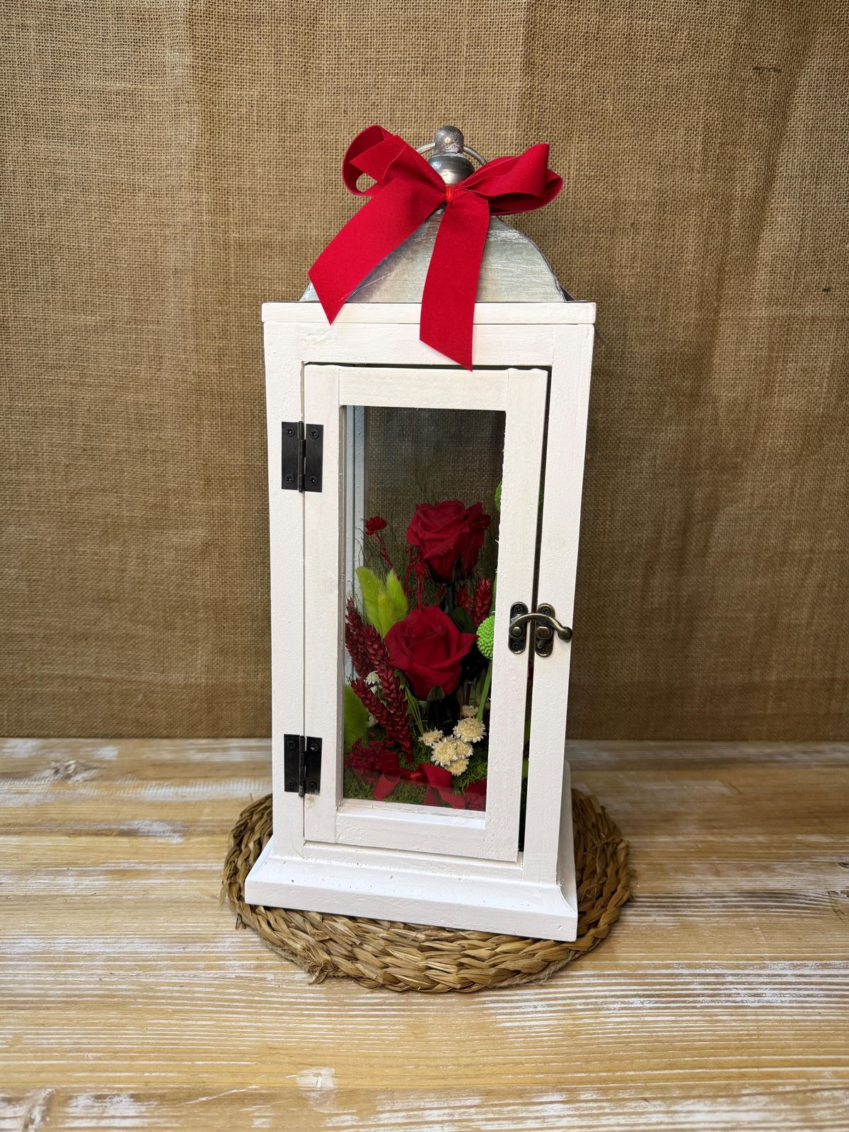Candelabro blanco con flores en tonos rojos - Imagen 1