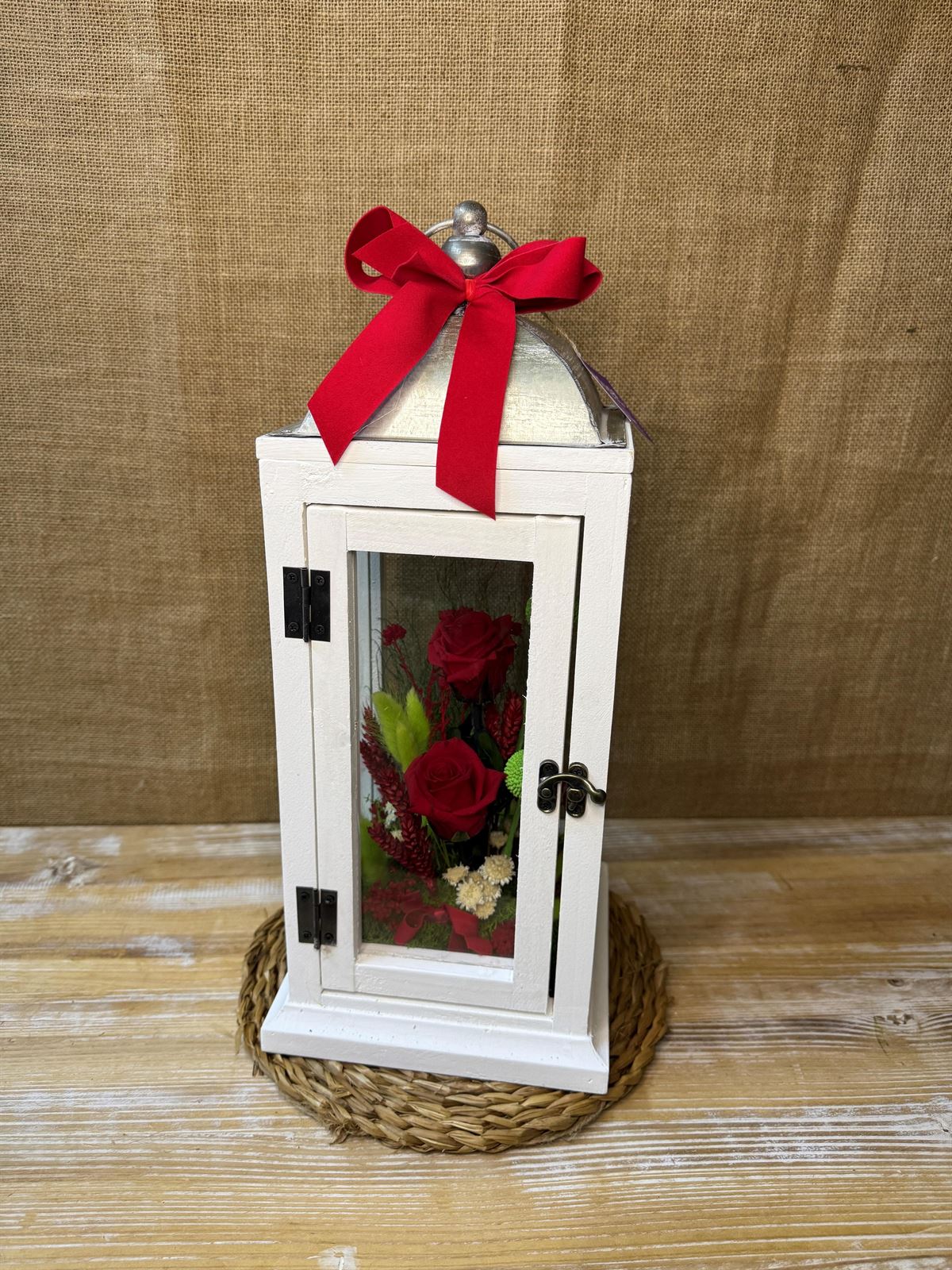 Candelabro blanco con flores en tonos rojos - Imagen 2
