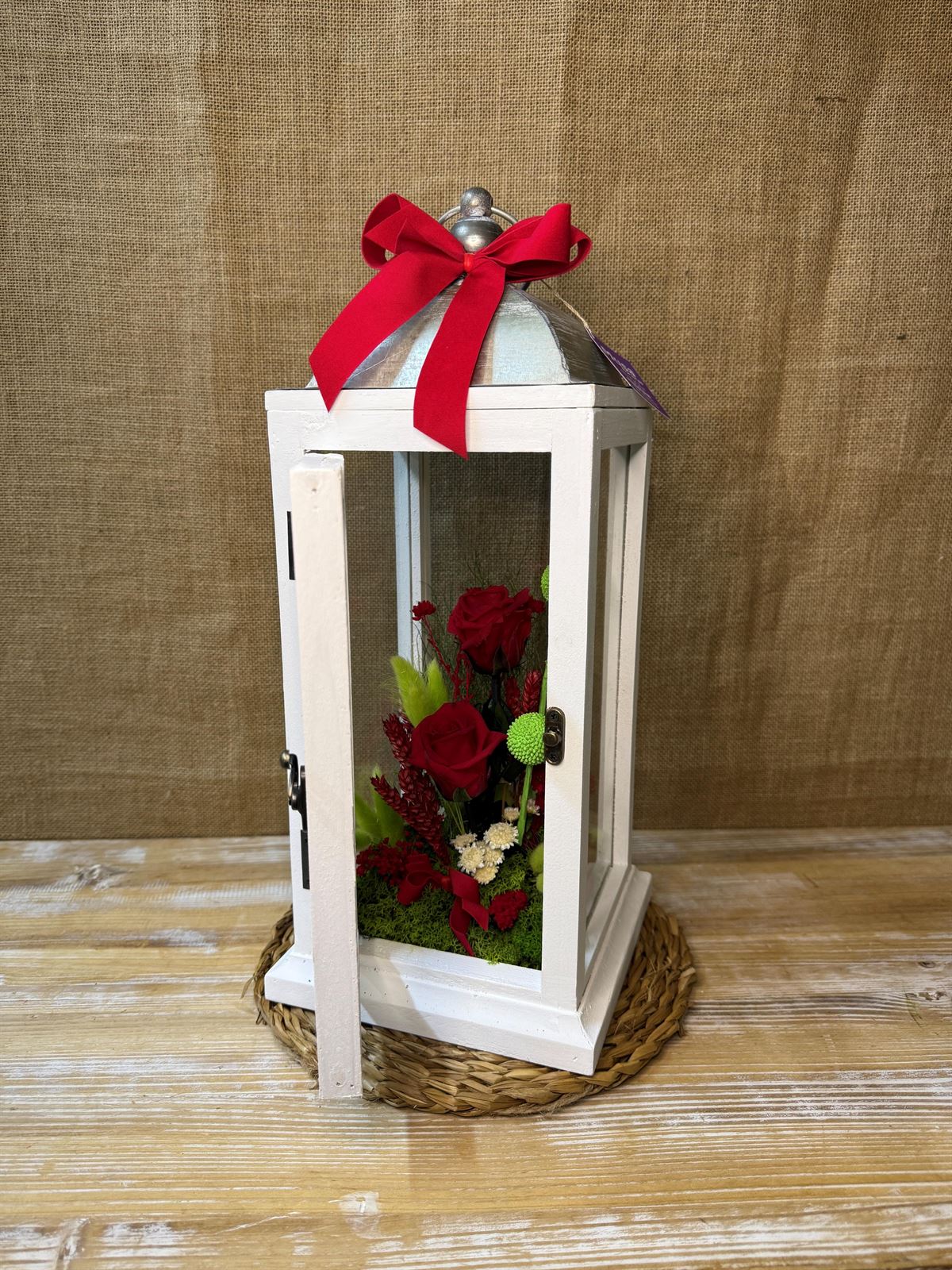 Candelabro blanco con flores en tonos rojos - Imagen 3