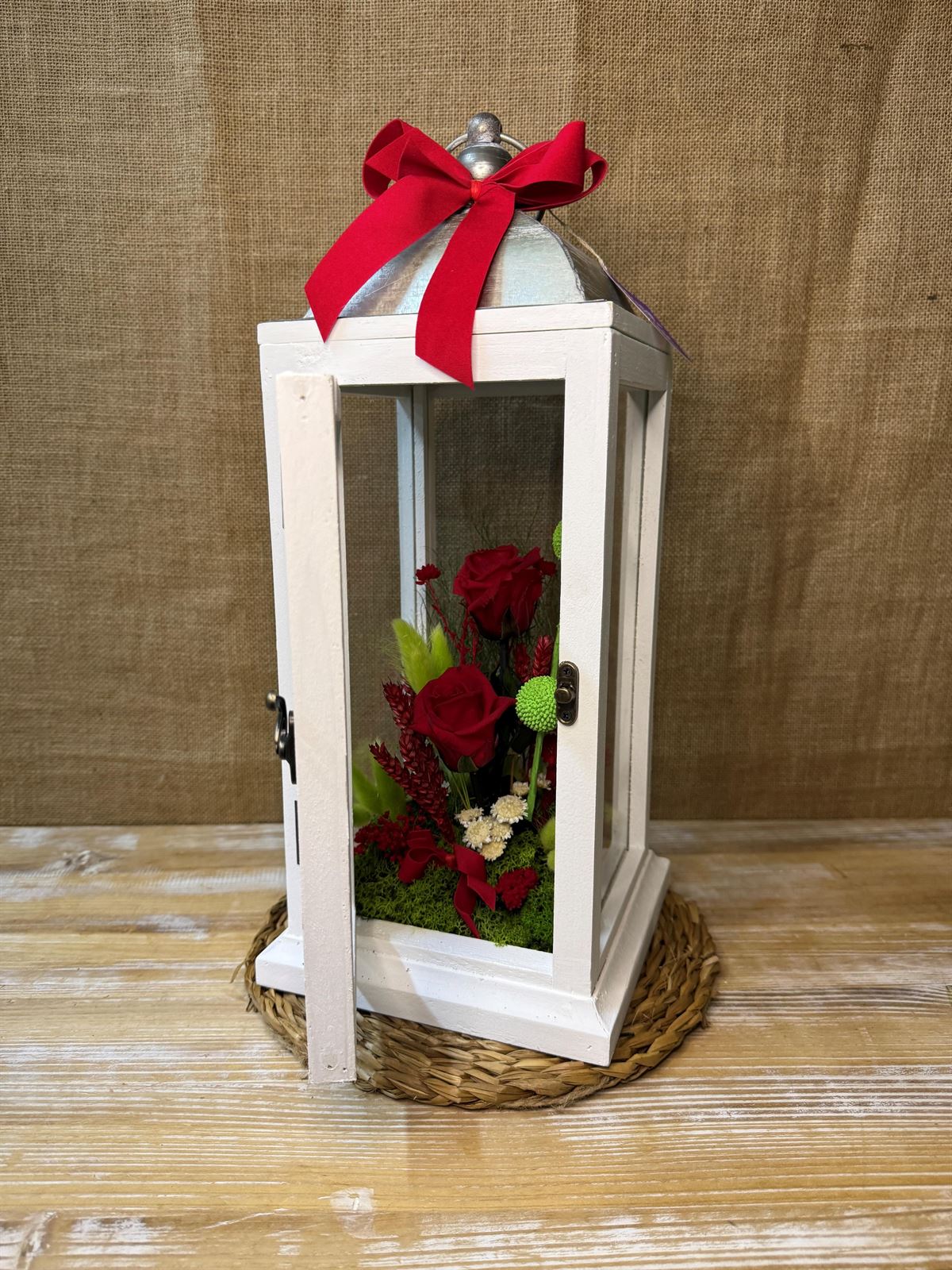 Candelabro blanco con flores en tonos rojos - Imagen 4