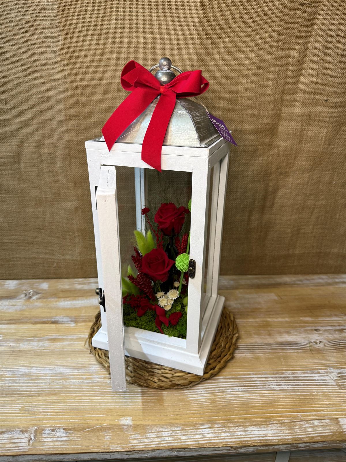Candelabro blanco con flores en tonos rojos - Imagen 5
