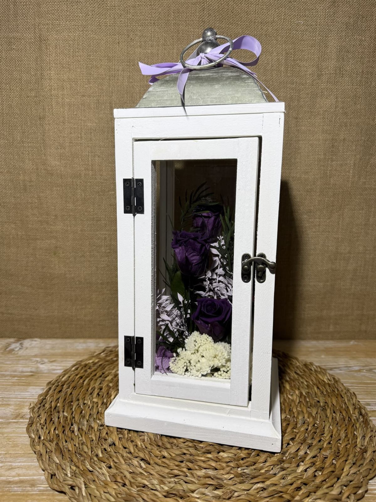 Candelabro blanco en tonos lilas - Imagen 1