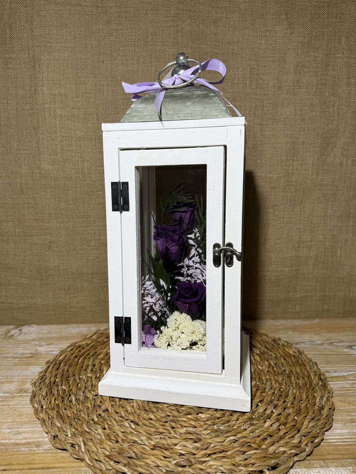 Candelabro blanco en tonos lilas - Imagen 2