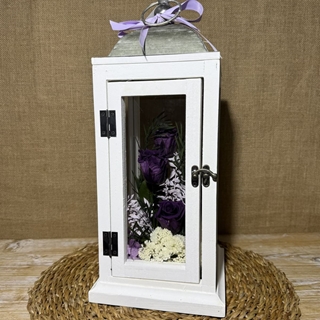 Candelabro blanco en tonos lilas - Imagen 2