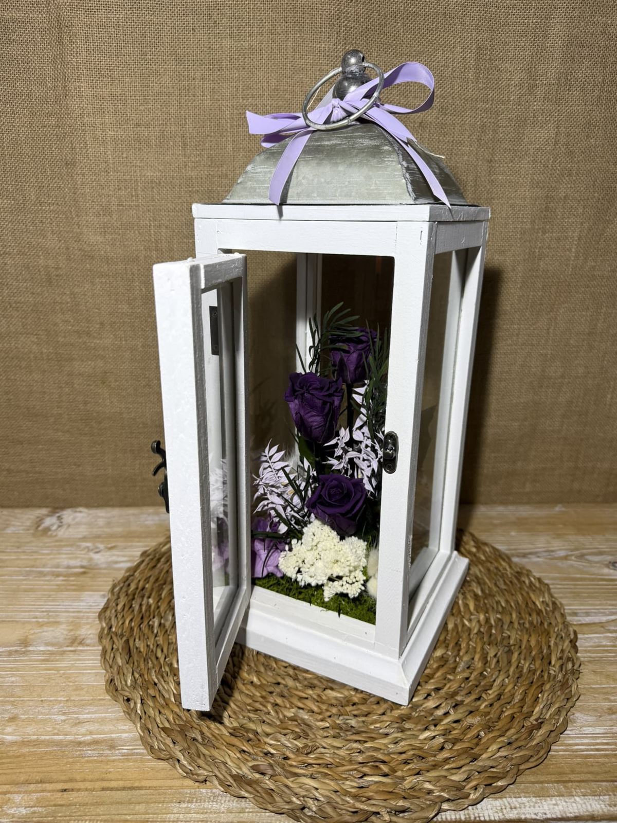 Candelabro blanco en tonos lilas - Imagen 4