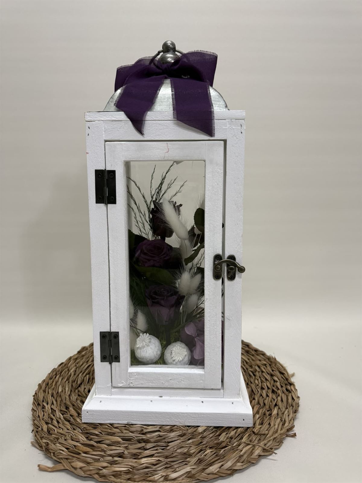 Candelabro blanco en tonos morados - Imagen 1