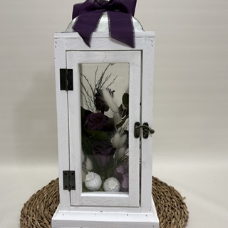 Candelabro blanco en tonos morados - Imagen 1